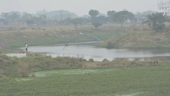 At Malda on Behula river has been built road by dumping earth to cross it , মালদায় বেহুলা নদীর উপর মাটি ফেলে পারাপারের জন্য রাস্তা তৈরি করা হয়েছে