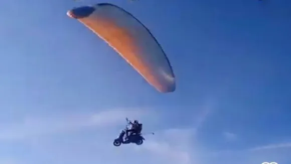 Paragliding,trending,VIral Video, viral video, viral news, paraglider, paraglider with scooter, man flis in air, paragliding in scooty,