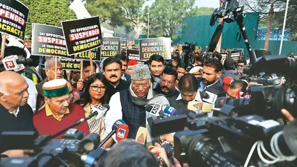 protest on mp suspension in delhi, rahul gandhi, mallikarjun kharge, india bloc rally, india bloc addressal at jantar mantar, delhi ncr weather, delhi ncr weather today, delhi ncr weather update today, delhi weather, delhi weather update, delhi weather today