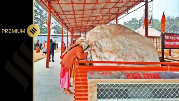 why are the devotees worshiping stone placed in ramsevakpuram located near the ram temple in ayodhya , অযোধ্যার রামমন্দিরের কাছে অবস্থিত রামসেবকপুরমে রাখা পাথরে কেন মাথা ঠেকিয়ে পুজো করছেন ভক্তরা