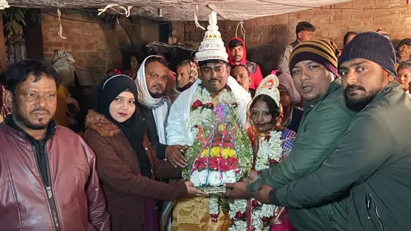 Muslims paid wedding expenses of daughter of a poor family in Dankuni, ডানকুনিতে মুসলিম যুবকরা দুঃস্থ পরিবারের একটি মেয়ের বিয়ে দিলেন