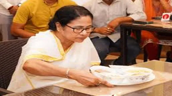 Mamata Banerjee joynagar moa , মোটা হয়ে যাওয়ার ভয়ে জয়নগরের মোয়া খান না মমতা ব্যানার্জী