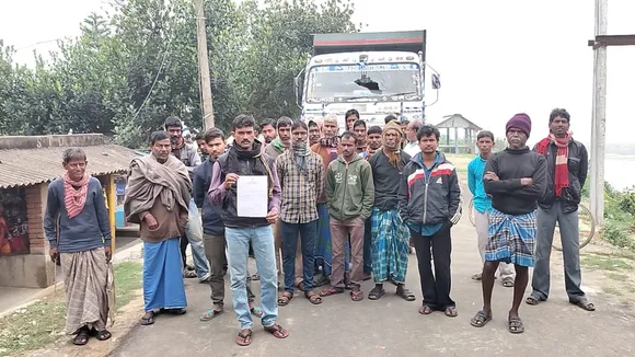 Damage to Damodar river dam is increasing due to heavy traffic in Jamalpur