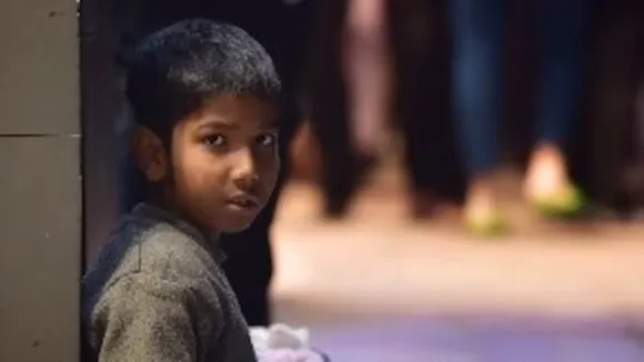Delhi boy studies on footpath"," Delhi poor boy on footpath"," Delhi boy shares hairbands on footpath"," boy sells hairbands "," studies on Delhi footpath"