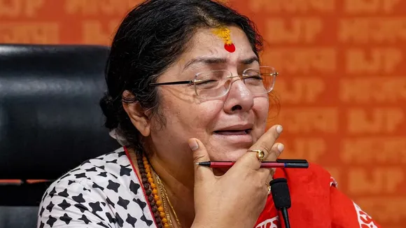 barring locket chatterjee three candidates names for lok sabha polls have been painted on walls in hooghly , লকেট চ্যাটার্জীকে বাদ দিয়েই লোকসভা ভোটের জন্য তিন জন প্রার্থীর নামে দেওয়াল লিখল করা হয়েছে হুগলিতে