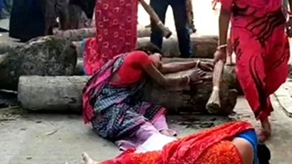 sandeshkhali protest by putting tree trunk infront police car , পুলিশের গাড়ির সামনে গাছের গুঁড়ি ফেলে মহিলাদের বিক্ষোভ সন্দেশখালির বেড়মজুরে