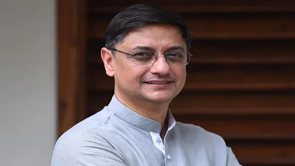 pm modi advisor sanjeev sanyals statement about bengalis makes controversy