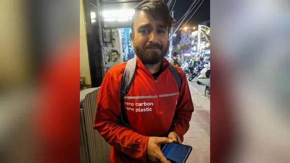 Zomato Delivery Agent Left in Tears claims His Account blocked Days Before Sister's Wedding, Zomato delivery man in tears, Zomato Delivery Agent, Zomato Delivery Boy, Delivery Boy,