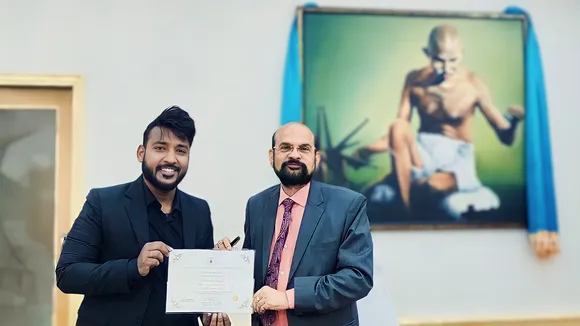 mimicry artist abhisek saha, indias world record, mimicry artist, bollywood singer, kishore kumar, shaan, md rafi, entertainment news, top news, bengali today news, viral, trending, social media, motivational news, google news, IAS, news
