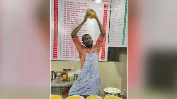 TRENDING, VIral Video, Dosa Wala, dancing dosa vala, dancing dosa maker, street food, trending video, viral video, social media, food video
