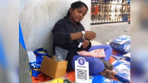 Bengaluru , Bengaluru News, Man surprises young street vendor with new watch, street vendor, new watch, humanity, kindness, kind gesture, happiness, love, poverty, surprise gift, viral video, trending vid