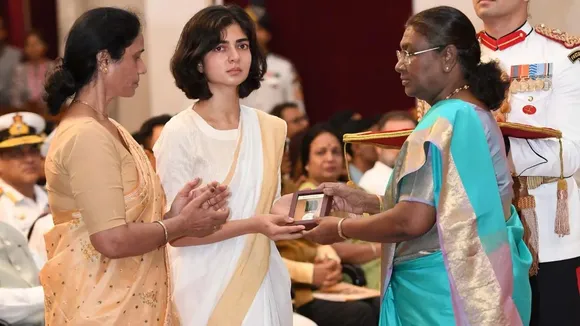 Droupadi Murmu, Rashtrapati Bhavan, President Droupadi Murmu, Kirti Chakra, Army Medical Corps, Captain Anshuman Singh, Captain Anshuman Singh Widow, Captain Anshuman Singh Widow, Smriti Singh,