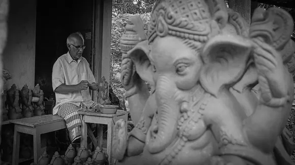 Narayan Chandra Pal of Dattapukur is busy making Ganesh Idol, নারায়ণচন্দ্র পাল, গণেশ, মূর্তি তৈরি, উত্তর ২৪ পরগনা