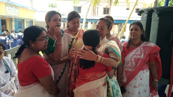 Tears in eyes of teachers, students at farewell reception of headmistress in Purba Bardhaman, প্রধান শিক্ষিকার বিদায়ী সংবর্ধনা, পূর্ব বর্ধমান, ভাতার