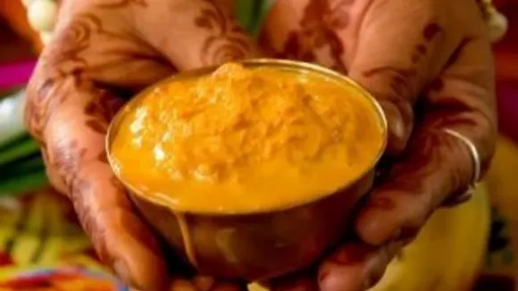 Turmeric and yogurt face pack