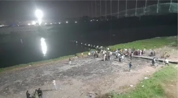 મોરબી પુલ દુર્ઘટનાઃ 100ની ક્ષમતાવાળા પુલ પર 500થી વધારે લોકો પહોંચ્યા, નગર પાલિકાએ આપ્યું ન્હોતું ફિટનેશ સર્ટિફિકેટ