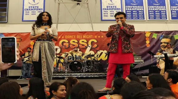 california Navratri 2022 : કેલિફોર્નિયામાં ગુજરાતીઓ ગરબે (Garba) ગુમ્યા, ખેલૈયાઓ ભાન ભુલ્યા કે ગુજરાતમાં છે કે વિદેશમાં. ગુજરાતી સમાજ (Gujarati Samaj) દ્વારા નવરાત્રી 2022નું કરાયું હતું આયોજન. કાર્યક્રમમાં પાર્થિવ ગોહિલ (parthiv gohil) અને માનસી પારેખે (mansi parekh) ધૂમ મચાવી