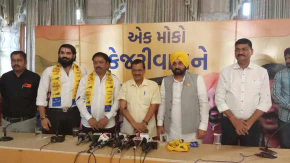 કોળી સમાજના આગેવાન રાજુ સોલંકી કેજરીવાલ અને ભગવતમાનની હાજરીમાં AAPમાં જોડાયા