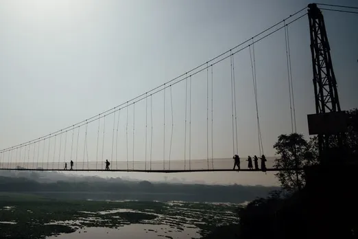 મોરબીના ઝુલતા પુલનું ફિટનેસ સર્ટિફિકેટ વગર જ ઉદઘાટન કરાયું, આ લાપરવાહી માટે જવાબદાર કોણે?