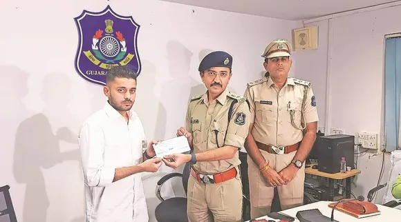 સુરતઃ યુવકે ત્રણ કિમી પીછો કરીને લૂંટારુઓ પાસેથી મેળવ્યા રૂ.20 લાખ, ઇનામ અપાયું, તપાસ માટે પોલીસનો ITને પત્ર