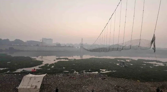 મોરબી પૂલ દુર્ઘટના: કોન્ટ્રાક્ટ ખતમ થવાના 6 વર્ષ સુધી ટેન્ડર કેમ નહીં? ગુજરાત સરકાર અને મોરબી નગરપાલિકાને હાઇકોર્ટે પૂછ્યા આકરા સવાલો