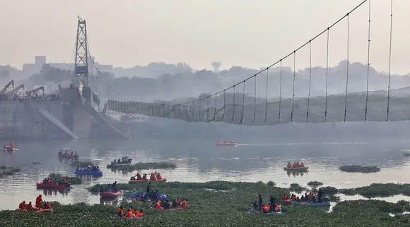 મોરબી બ્રિજ તૂટી પડવાની ઘટના: હાઈકોર્ટ બાદ હવે ગુજરાત સરકારે પૂછ્યું, મોરબી નગરપાલિકાનું વિસર્જન કેમ ન કરવું જોઈએ?