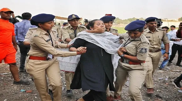 મોરબી પુલ દુર્ઘટનાઃ પીએમ મોદી પહોંચે એ પહેલા NCP નેતા રેશ્મા પટેલનો વિરોધ, પોલીસે મોંઢું દબાવી અટકાય કરી