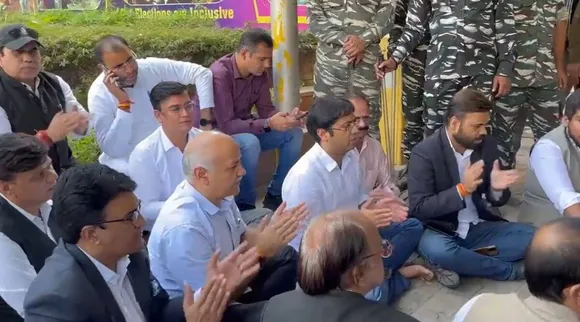 'કંચન જરીવાલાની ગન પોઈન્ટ પર ઉમેદવારી પાછી ખેંચાવાઈ', ભાજપ પર ગંભીર આરોપ સાથે AAPના ચૂંટણી પંચની ઓફિસે ધરણા