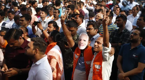 ગુજરાત વિધાનસભા ચૂંટણી પરિણામ: ભાજપની ઐતિહાસિક તરફ પ્રશંસકો સેલિબ્રેશનના મૂડમાં,  જુઓ તસવીરો