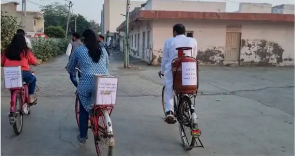 ગુજરાત ચૂંટણી પહેલા તબક્કાનું મતદાન: અમરેલી કોંગ્રેસ ઉમેદવાર ગેસ સિલિન્ડર સાથે પહોંચ્યા મતદાન મથકે