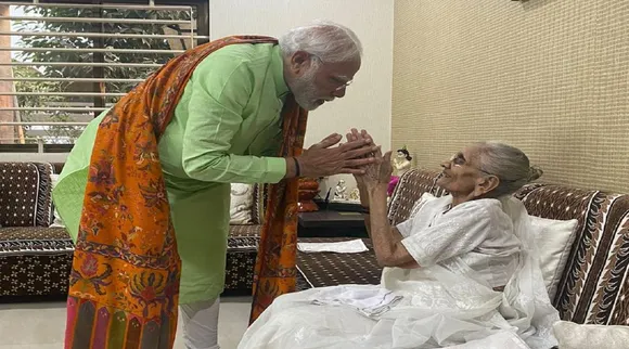 ગુજરાત વિધાનસભા ચૂંટણી: મતદાન પહેલા પીએમ નરેન્દ્ર મોદીએ માતા હીરાબાને મળી આશીર્વાદ લીધા