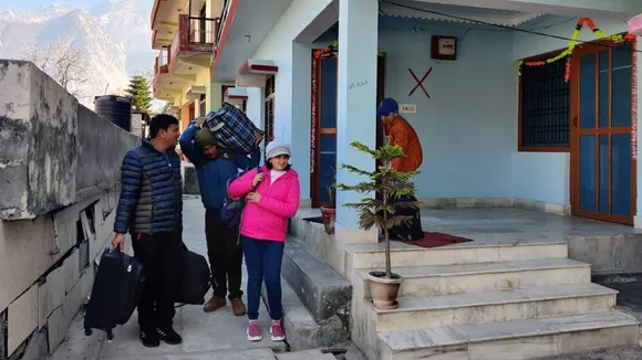 Joshimath latest news: જોશીમઠ ભૂસ્ખલન, ક્ષતિગ્રસ્ત હોટેલોના ડિમોલિશનને રોકવા માલિક અને લોકોનું વિરોધ પ્રદર્શન