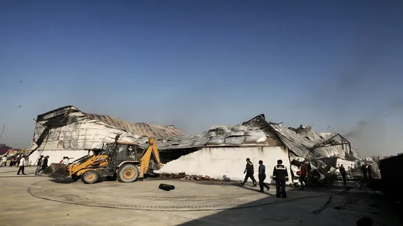 અમદાવાદના ગોતામાં ફન પાર્કમાં ભીષણ આગ, ઘણો સામાન બળીને ખાખ, જુઓ તસવીરો