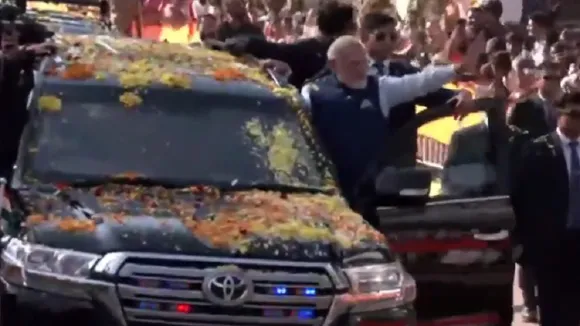 PM Modi in Karnataka: હુબલીમાં PM નરેન્દ્ર મોદીના રોડ શો માં સુરક્ષા ઘેરો તોડીને યુવક માળા પહેરાવા પહોંચ્યો, જુઓ વીડિયો