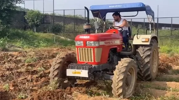 મહેન્દ્રસિંહ ધોની ટ્રેક્ટર ચલાવતો અને ખેતી કરતો જોવા મળ્યો, જુઓ Video