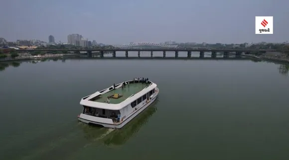 floating restaurant cruise