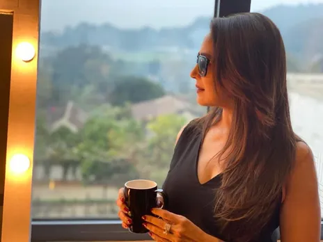 madhuri dixit | madhuri dixit kissing scene vinod khanna | madhuri dixit photos