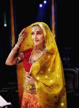 madhuri dixit | madhuri dixit kissing scene vinod khanna | madhuri dixit photos