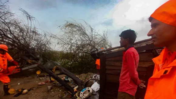 બિપરજોય વાવાઝોડું તારાજી પછીના દ્રશ્યો (EXPRESS PHOTO BY BHUPENDRA RANA)