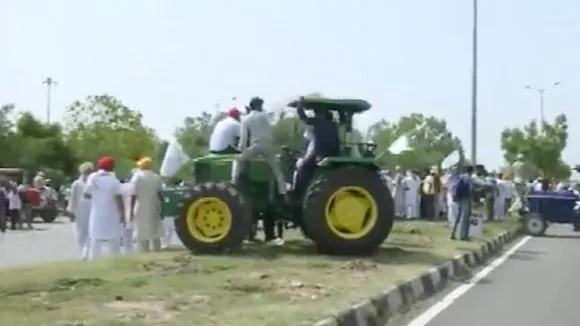 Kisan mahapanchayat, Farmers block highway