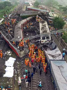 કોરોમંડલ એક્સપ્રેસ પાટા પરથી ઉતરી ગઈ