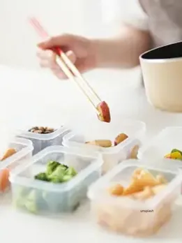 Health Tips : plastic container (unsplash)