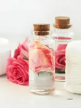 rose water : (unsplash)