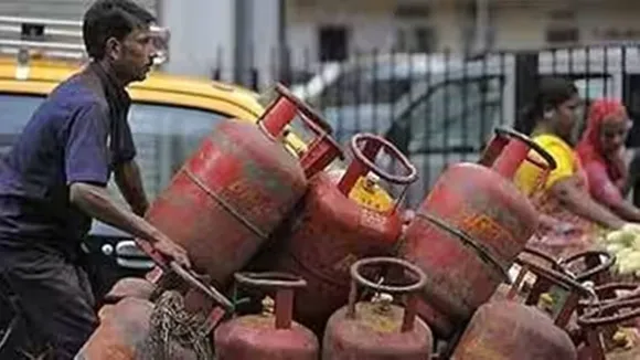 Ujjwala Yojana LPG subsidy : ઉજ્જવલા યોજનાના લાભાર્થીઓને સરકારે આપી ભેટ, એલપીજી સિલિન્ડરની સબસિડી વધારી; જાણો હવે કેટલા રૂપિયામાં મળશે રાંધણગેસ સિલિન્ડર