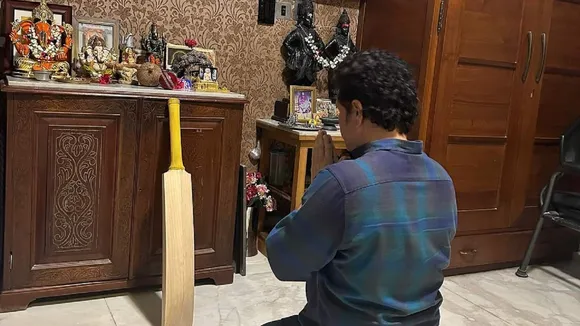 Sachin Tendulkar worshiping bat and ball with God in the home temple, congratulated fans on Vijayadashami