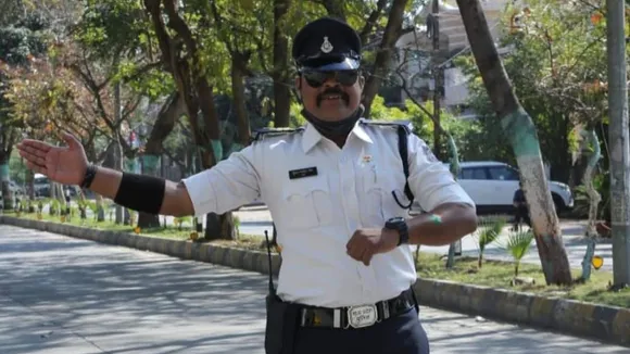 Traffic Police 10 Hand Signals. Traffic Police Hand Signals Complete Details. Traffic Police Hand Signals Meaning. Traffic Police Hand Signals Meaning in Hindi