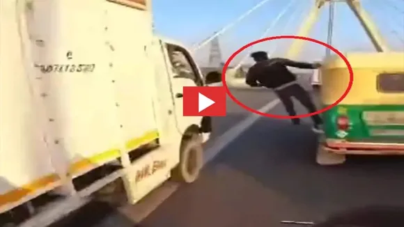 Auto Rickshaw Stunt on Road in delhi