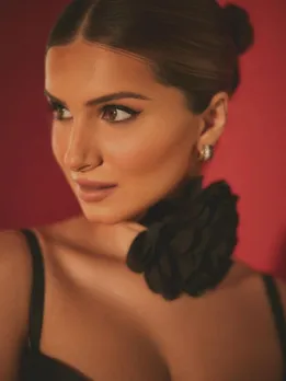 Esha Gupta| Esha Gupta latest Photo| Esha Gupta Hot Photo| Esha Gupta Instagram