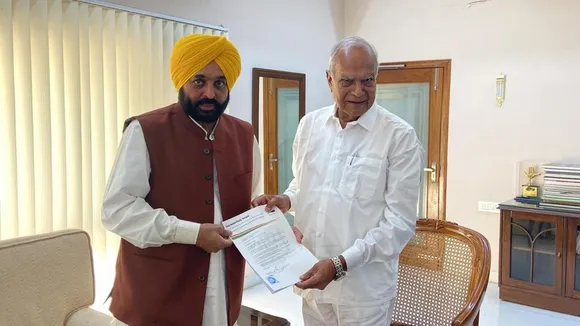 punjab cm bhagwant mann with banwarilal purohit | punjab cm bhagwant mann | bhagwant mann punjab cm | Banwarilal Purohit | Banwarilal Purohit Resigns | Punjab Governor Banwarilal Purohit Resigns | Banwarilal Purohit Photo