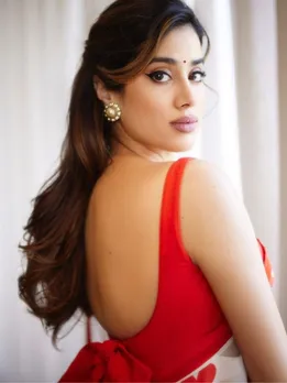 Janhvi Kapoor Retro look latest Photos Instagram Fashion Tips